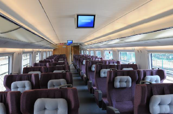 一等座車廂,除了座位空間較大,腳下還有差座可供充電(圖片來源:yeahyeahyeah攝)