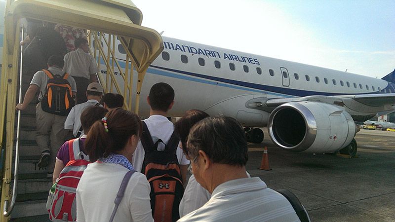 國內航線的小型飛機,航道較低,可以看到清楚的台灣空景(圖片來源:yeahyeahyeah)