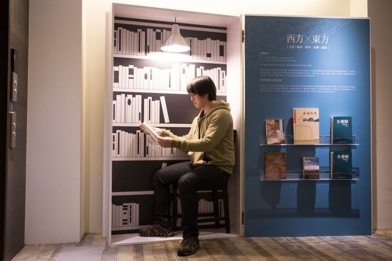 配合各樓層的主題策展,旅店內也打造了小小的趣味互動裝置呢。