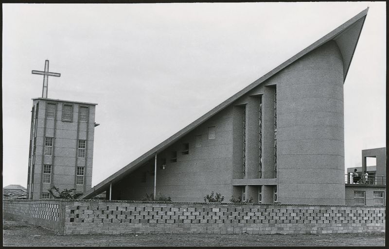 屏東東港天主教會（1960）；圖片：黃澍民先生攝，黃宗正先生提供