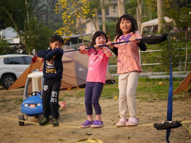 南庄露露常在園區內架設走繩，讓孩子培養平衡感。(南庄露露提供)