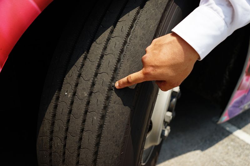 上車前可以看一下車胎的胎溝是否符合安全水準。(攝影嚴吉兒攝)