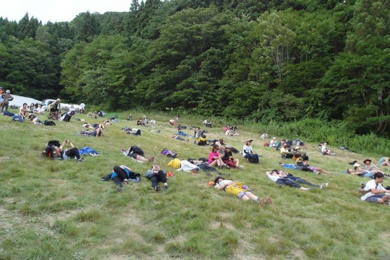 這些不是屍體，是躺在草上休息的活人。（阿哼攝）