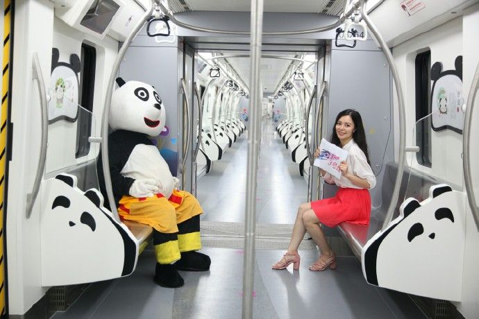 車廂內都是黑白相間的熊貓設計（圖片來源：成都地鐵微博公眾號 http://goo.gl/oVd7tr）
