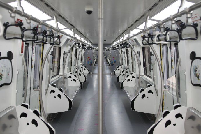 可愛的車廂內設計（圖片來源：成都地鐵微博公眾號 http://goo.gl/oVd7tr）