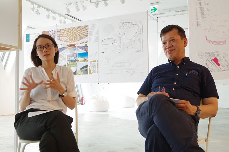 2016實構築策展人:左為夾層工作室主持人黃若珣,右為國立成功大學建築學系教授兼藝術中心主任吳光庭;攝影:王進坤