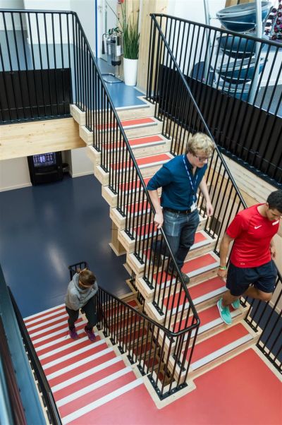樓梯不再是應付法規的逃生避難設計，必須從鼓勵大眾使用的角度思考；圖片提供 / Paul Carstairs (Arup)
