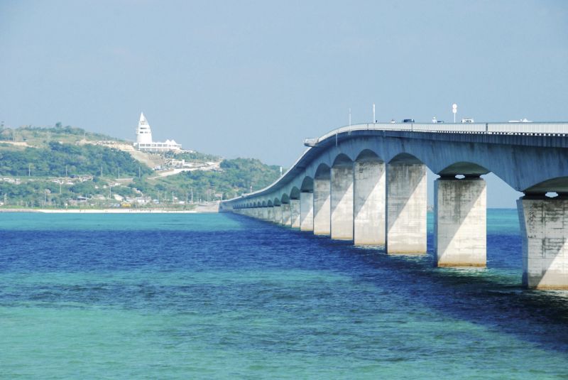 古宇利橋橫跨陽光下閃閃發亮的「古宇利藍」海水。(Photo│欣傳媒)