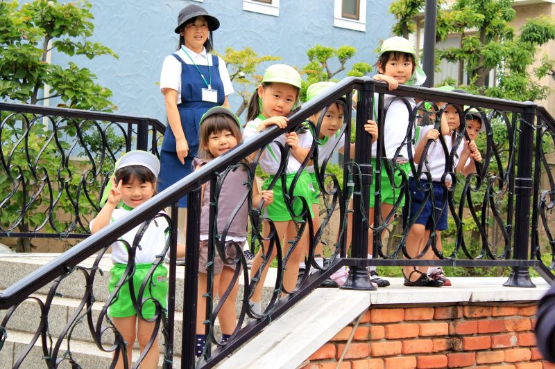 「La Vita」 商場洋溢異國風,巧遇幼稚園的孩子們。(Photo│欣傳媒)