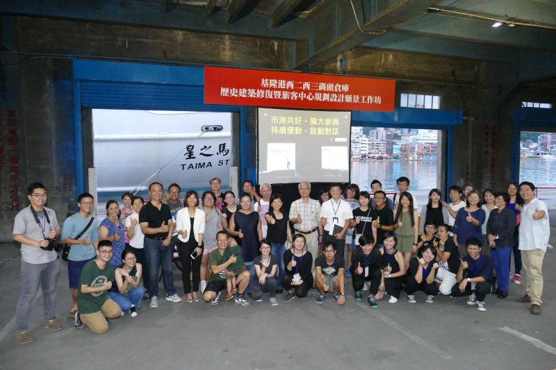 與會人員與工作坊學員等合影留念;攝影/蘇國輝