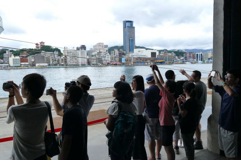 座談會前開啟西三碼頭倉庫倉門,基隆港山港景色一覽無遺;攝影/蘇國輝