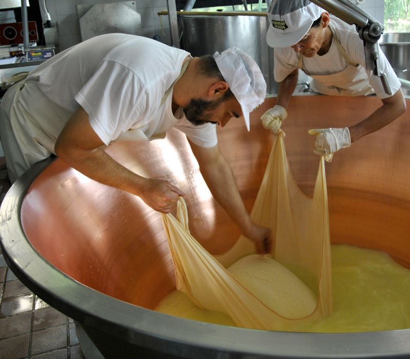 帕馬乾酪是義大利風靡世 界的經典食材，但材料純天 然，最大的作工，是「時間之 味」。（圖片提供／楊馥如《真食義大利》）