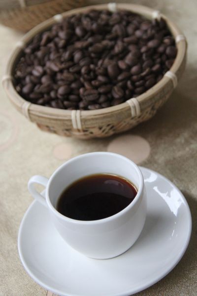 咖啡職人以咖啡會友，品嘗豐美回甘的高山咖啡及山村老屋人情味。（鐘玉霞攝影）