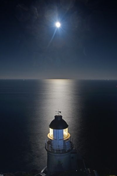百年燈塔明燈與月光海相輝映。（劉宸嘉攝影）