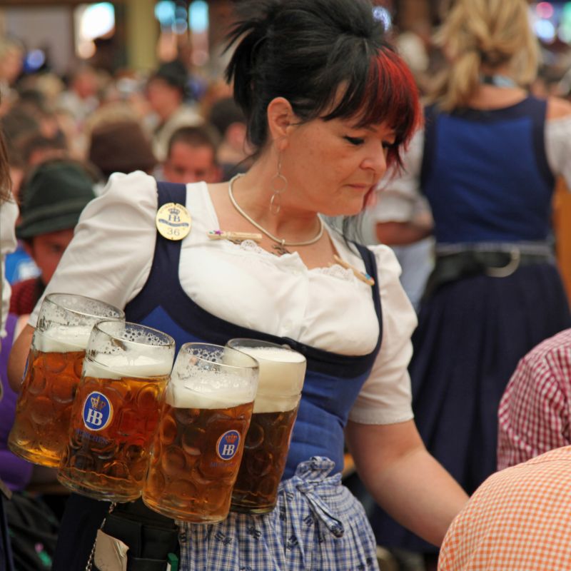 多數人會穿著傳統服裝前來,大口飲酒、大塊吃肉!(flickr CC@Chris Brown)