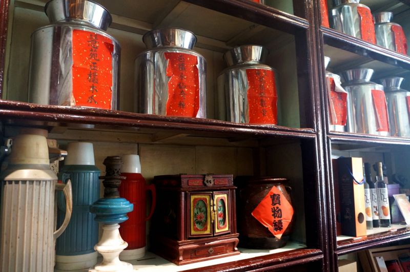 一走進捷發乾記茶莊,便可看到許多茶葉種類及復古的水壺、茶杯等。(Sheila Hsu攝影)