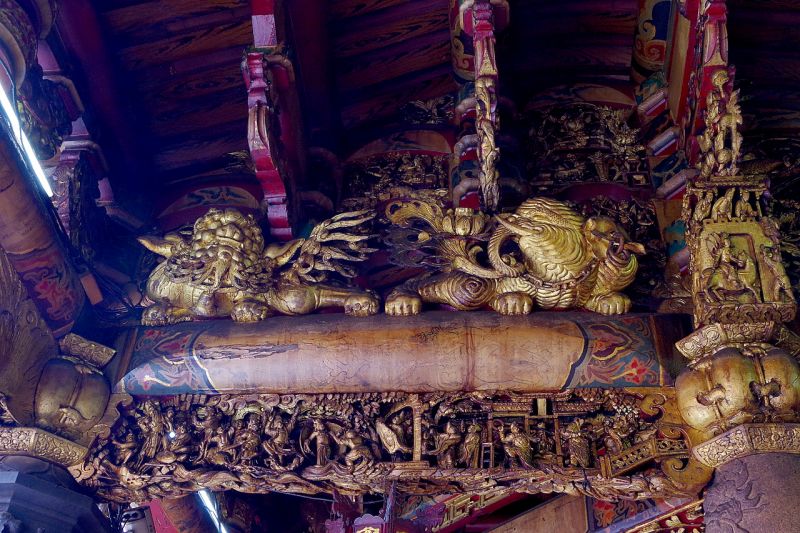 南瑤宮正殿樑上裝飾斗拱、獅座、員光；攝影：王進坤