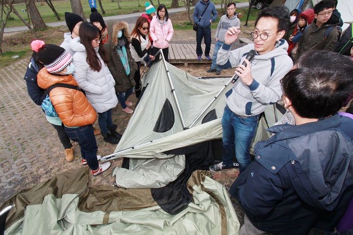 TURBO TENT的營運總監Frank解說如何搭MIT好帳篷。（陳德偉攝影）