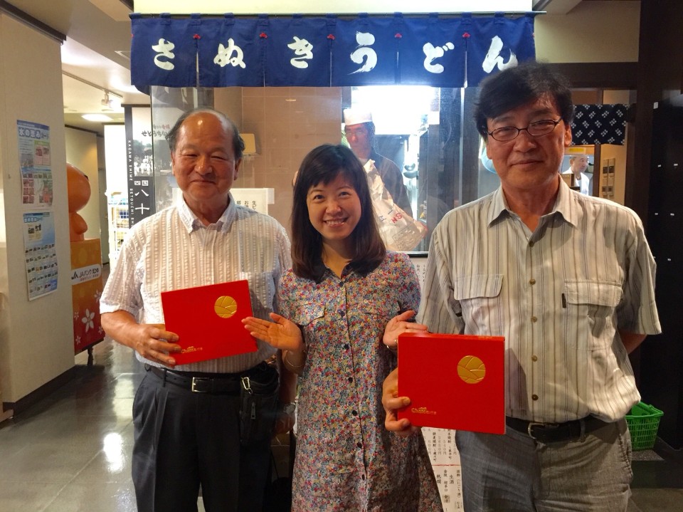 Mandy虛心向日本的前輩們請益，三不五時就前往日本交流學習。（右）紅帽子老闆「樋口浩司」（Higuchi Hiroshi）；（左）冷凍物流品牌KOMA老闆。