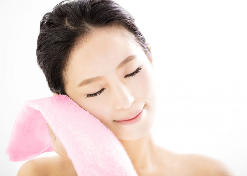 i美麗魔顏Q18卸妝巾，採用最新特殊科技織法，讓臉部達到深層清潔與放鬆。（極淨源提供）