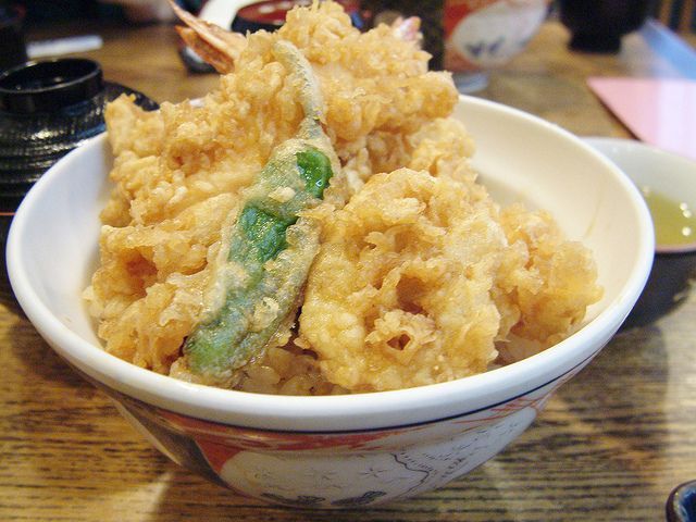 葵丸進的天婦羅幾乎要比白飯來得多。（圖片來源：Flickr CC授權MiNe）