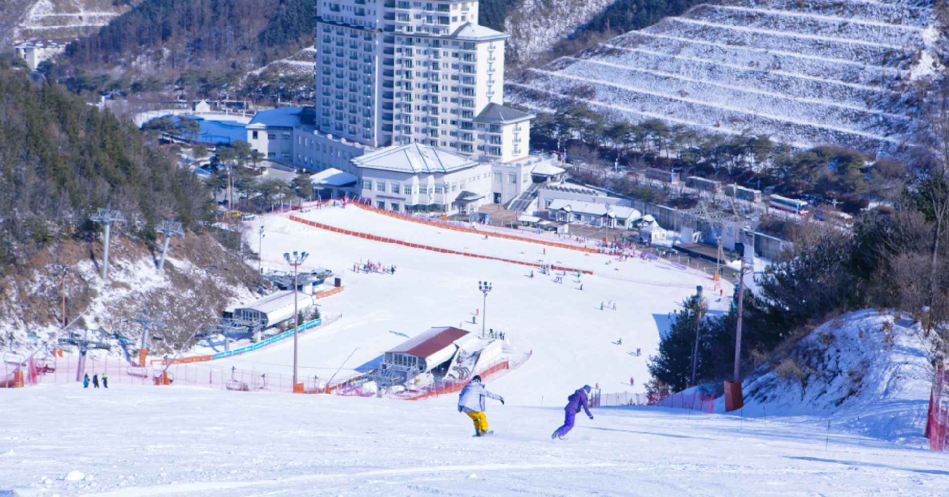 日本許多大型滑雪場與飯店集團合作。。