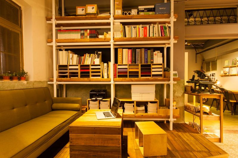 沙發、茶几和書櫃，讓店裡如同家一般的清爽舒適。（大白提供）