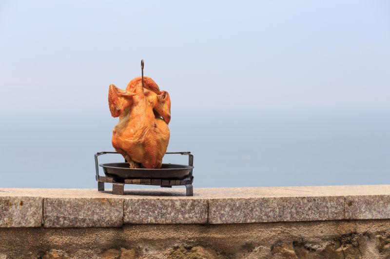烤蜈蚣雞可是大坵島上限定的美味喔 圖攝/吳仁凱