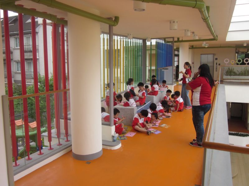 孩子們在彩虹步道上畫畫；攝影：CTLU_盧俊廷建築師事務所