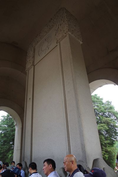 碑亭內的墓碑，因無法用言語表述國父孫中山的功過，因而留白；攝影：王進坤