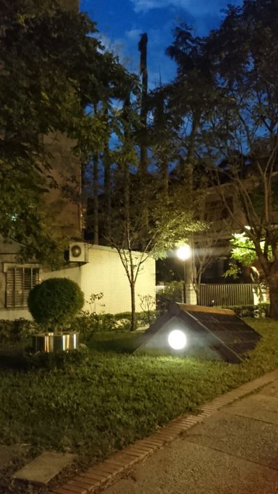 入口區的「屋頂上的日子」，光筒、植栽、屋頂以及後方伴隨下沉的圓燈；圖片提供：褚瑞基