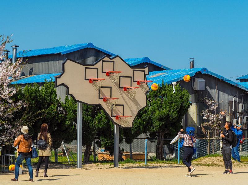 「沒有贏家」是以為豊島島形為籃板，上頭同時設了6 個籃框。（Photo | 陳鴻曜）