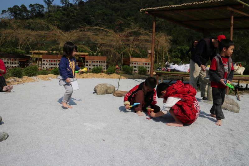 園區內不少提供孩子玩水、玩小石頭的親子互動區，適合親子同遊。(攝影趙相瑀)