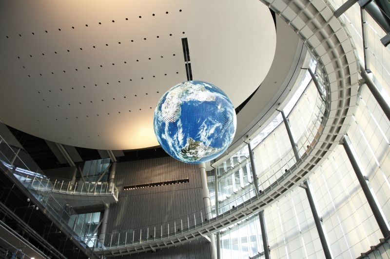 從TSUNAGARI仰望「橢圓型廊橋」。乃世界上首個採用有機EL顯示器的球體影幕；圖片提供：日本科學未來館