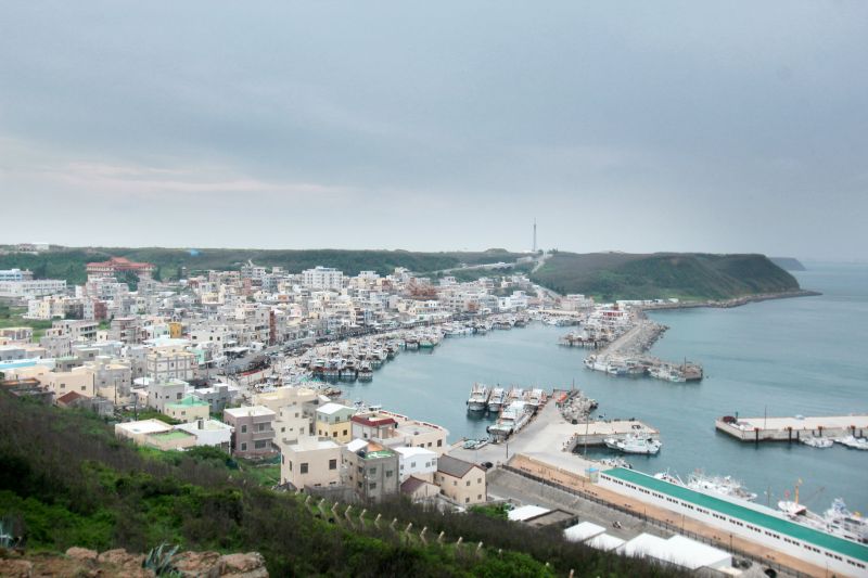 從三仙塔往下看外垵漁港，如希臘般的美景。（攝影／陳德偉）