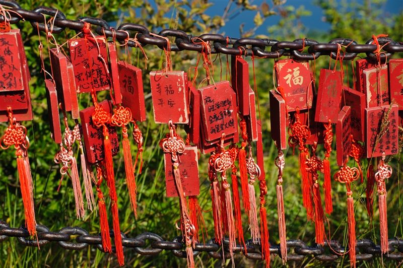 在「點將台」旁的鐵欄杆，隨時都掛滿著紅色木牌，期望山城能保護自己心愛的人。