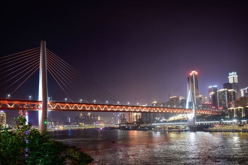 有「橋都」之稱的重慶，就是因為水道多而得名。而重慶的橋，已經超過我們的想像，這座長江大橋不僅僅給車輛通行，紅色的網狀通道是地鐵走的；地鐵下方還有纜車索道。