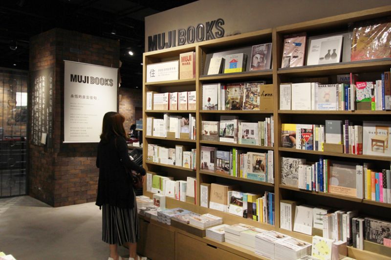 店內除了各主題分區的選書陳列外，還有一個完整的書籍 展示空間，包含台南旅行、飲食。(陳德偉攝)