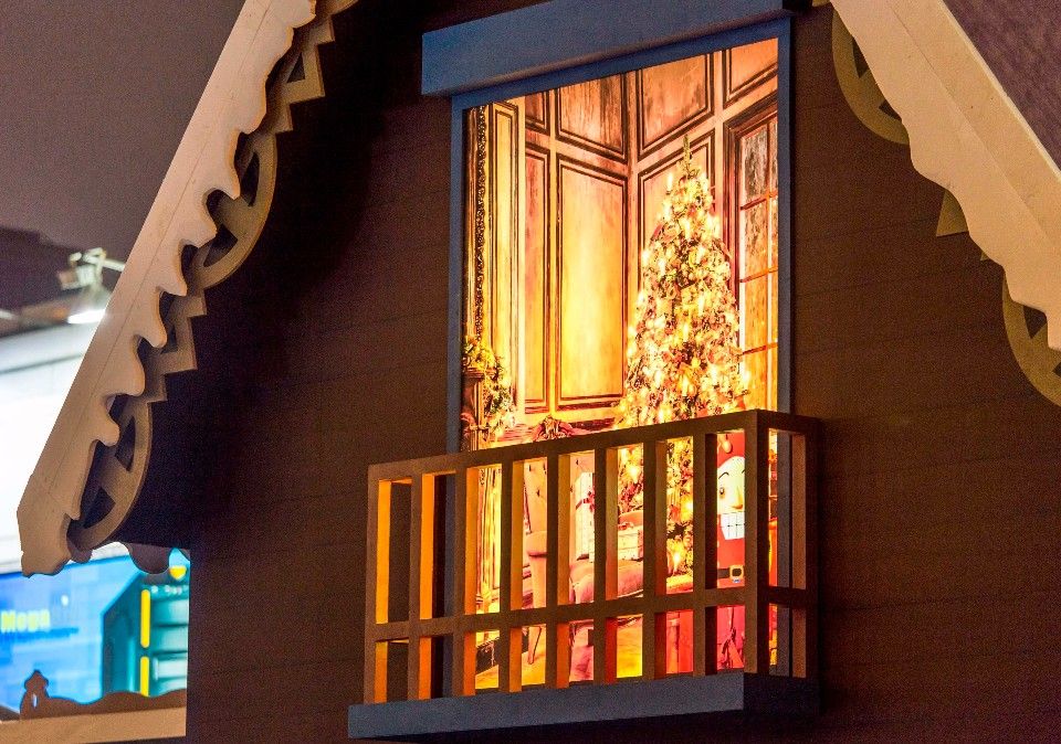 從小屋的窗戶可窺見艾倫戴爾王國的居民們已經為即將到來的聖誕佳節做好準備了。圖／台灣華特迪士尼提供