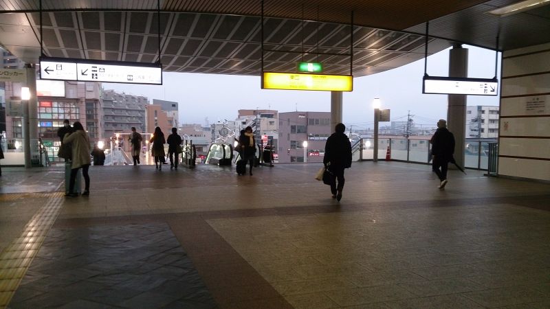 從東口出站後左轉有電梯可以到地面的巴士站。(photo by 阿福)