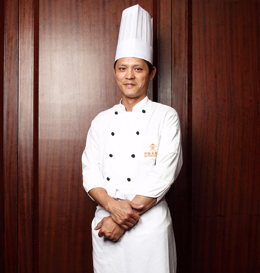 余振堯，台北神旺大飯店普諾麵包坊西點主廚，從事烘焙甜點工作長達20多年，擅長西式糕點研發及創作。