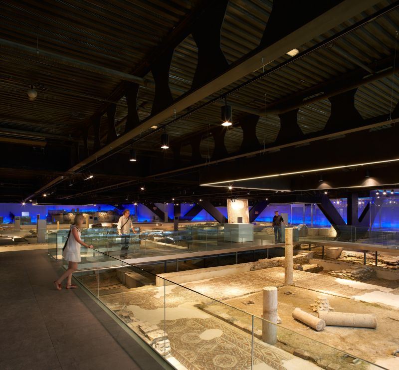地下層博物館展示開挖出土的羅馬及摩爾文物；圖片提供 / Hufton+Crow