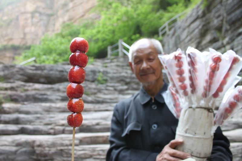 山區盛產山楂，爺爺奶奶出來賣糖葫蘆 (圖片來源:凱雯)