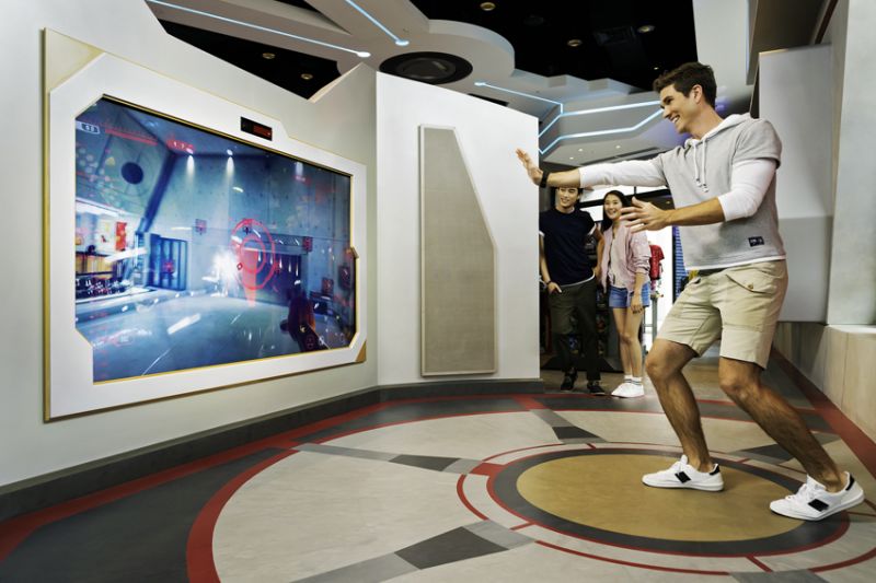 「史達科技旗艦店」內更設有互動體驗「鐵甲奇俠模擬裝甲」，賓客可以透過模擬效果化身成「鋼鐵人」