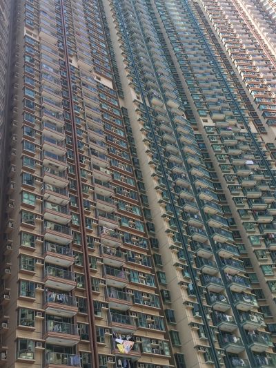 越來越多人往都市集中，過載的居住密度嚴重影響生活與環境；圖片提供 / Josh Cheng
