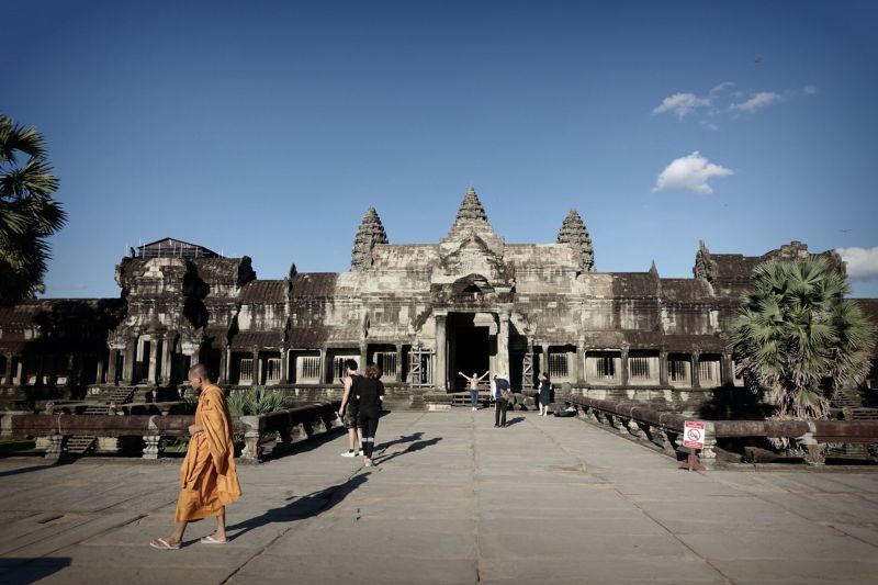 小吳哥城內徐緩前進的僧侶與觀光客。小吳哥曾經是過往的印度教信仰中心，而今柬埔寨已經成為佛教為主的國家，小吳哥也從神聖的領域變成觀光景點。(賴維屏提供)
