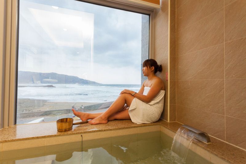 金山海灣每間客房都是海景房、有獨立湯池，為泡湯添度假情調。（圖片提供／欣傳媒）