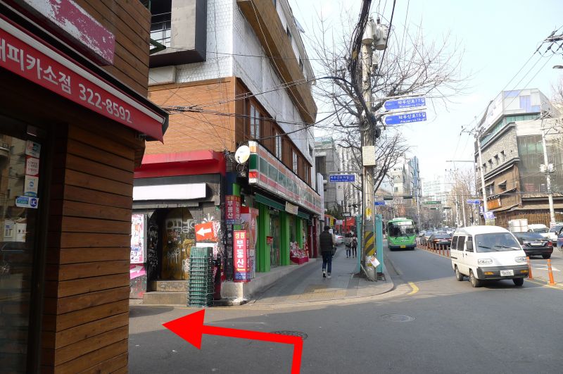 從1 號出口出來後，往反方向直走，一直直走後，在第6 個路口左轉（這路口有wausan-ro17-gil 和wausan-ro15-gil 的藍色路牌）。