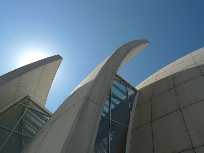 Richard Meier設計的千禧教堂，透過三片弧牆指向天際，另一種向上帝致敬的方式。(攝影/林芳怡)