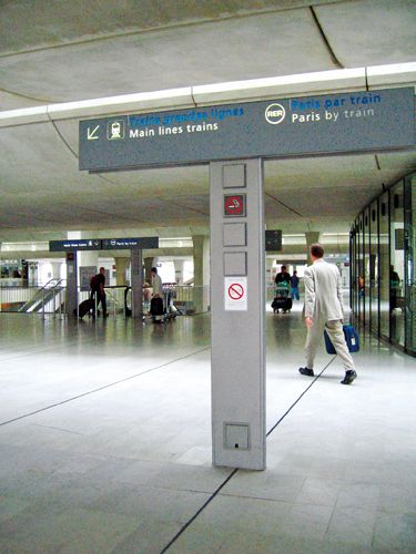 航站內往RER車站的指標。（圖片來源：山岳文化《自遊巴黎地圖集》）